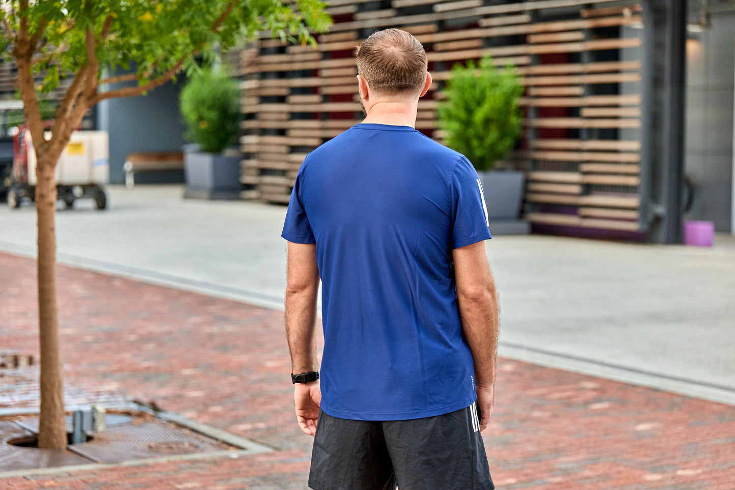 Men's Own the Run B Tee - Dark Blue